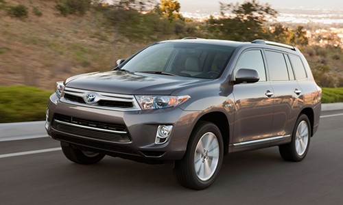 Hàng loạt xe Toyota Highlander bị rơi trục vô-lăng