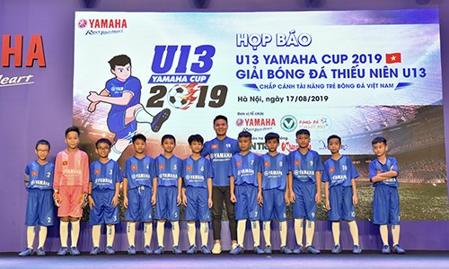 Quang Hải "truyền lửa" cho cầu thủ trẻ ở U13 Yamaha Cup 2019