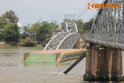 Lo ngại hàng loạt vụ sà lan tông sập, nứt cầu gần đây