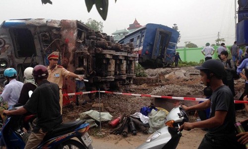 Tai nạn tàu hỏa kinh hoàng, tài xế container thoát chết gang tấc