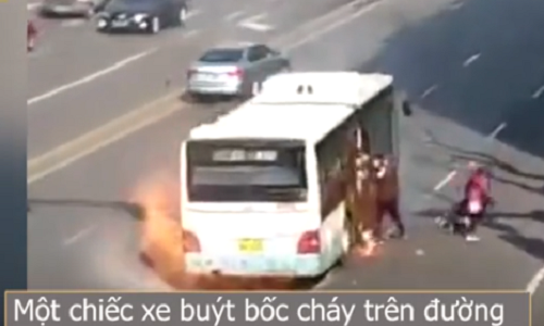 Video: Xe buýt đang chạy thì phát nổ, hành khách giẫm đạp lên nhau thoát thân