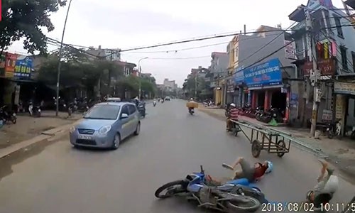 Video: Xe máy lạng lách vượt ẩu, 2 thanh niên suýt chết trước đầu xe tải