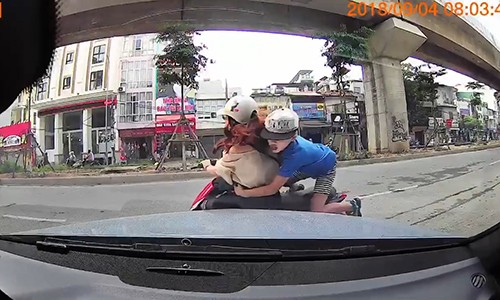 Video: Mẹ đèo con nhỏ đi ngược chiều, va vào ô tô ngã văng trên phố