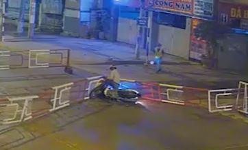 Video: Xe máy đâm vào thanh chắn tàu, hàng chục người hoảng hốt giải cứu