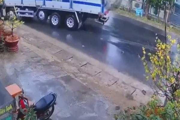 Video: Mất lái trên đường mưa trơn, xe tải gây tai nạn liên hoàn