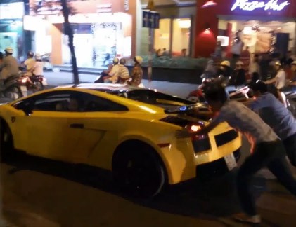 Lamborghini vừa đi vừa đẩy ở TP HCM