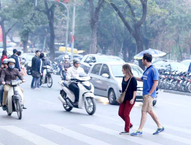 Video: Phanh gấp tránh người đi bộ, thanh niên ngã xe máy như phim hành động