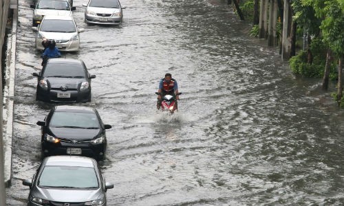 Đường phố Bangkok biến thành sông do mưa lớn kỷ lục