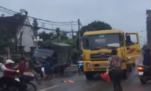 Video: Chết khiếp người phụ nữ “ngáo” đu bám xe tải