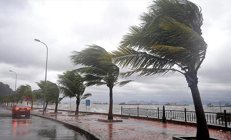 Philippines đóng cửa trường học, hủy các chuyến bay do bão Julian 