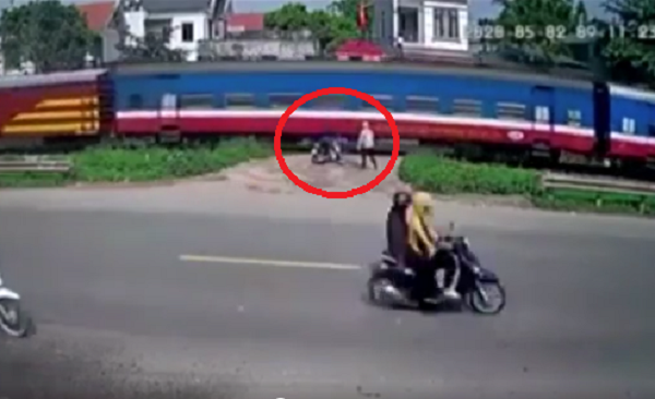 Video: Hai thanh niên 'đánh lừa tử thần' thoát chết ngay trước đầu tàu hỏa