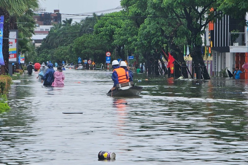 Lật ghe chở 8 người vượt lũ, mẹ tử vong, con mất tích