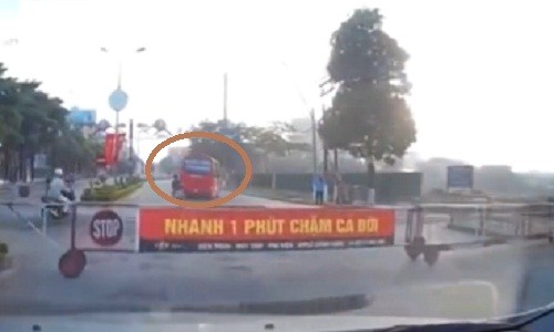 Video xe khách ngông nghênh vượt rào chắn tàu hỏa