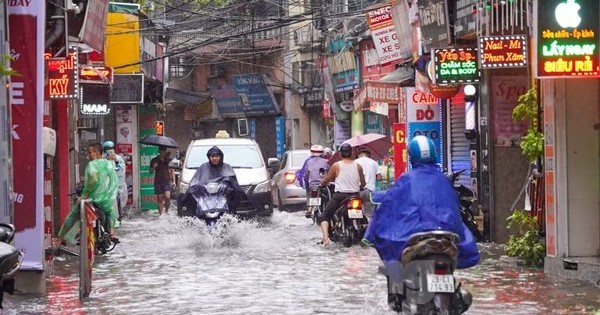 Nhiều tuyến phố Hà Nội ngập sâu, nước tràn vào nhà dân