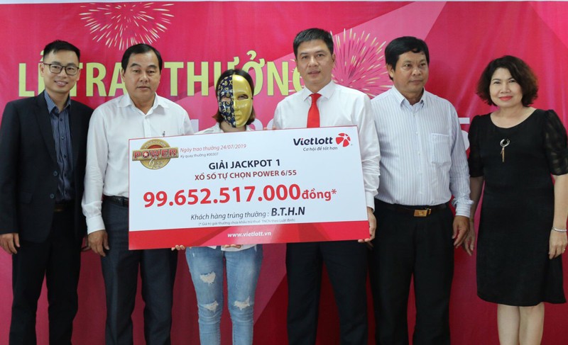 Cô gái làm tóc ở Bến Tre nhận giải Jackpot gần 100 tỷ đồng của Vietlott 