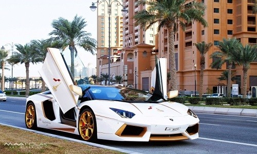 Mê mẩn Lamborghini Aventador Roadster độ vàng thật sang chảnh