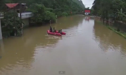 Đi ghe thuyền trên đường phố trong mưa lũ ở Quảng Ninh