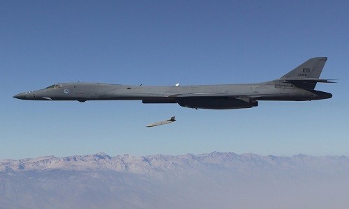 Quái vật B-1B Lancer trình diễn kỹ năng ném bom