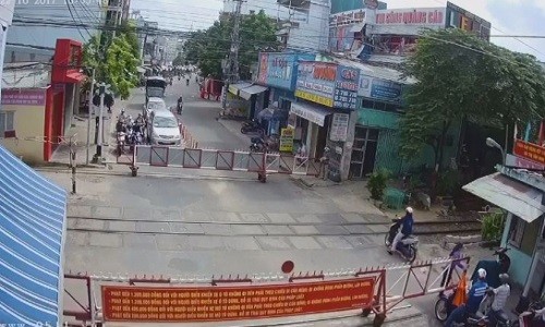 Video: Tàu hỏa đang đến, người phụ nữ vẫn liều lĩnh vượt đường ray 