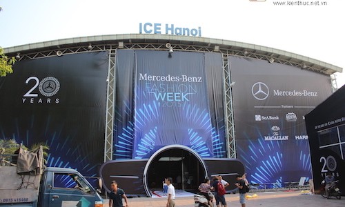 “Đột nhập” Mercedes Fashion Week 2015 trước giờ khai mạc 