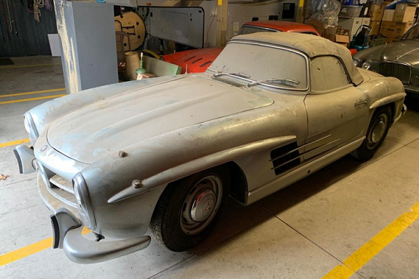 Mercedes-Benz 300 SL bỏ xó 40 năm bán hơn 23 tỷ đồng 