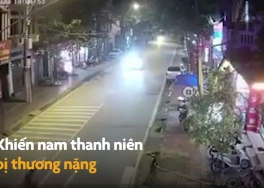 Video: Nam thanh niên lao thẳng xe máy vào đầu ô tô trong đêm