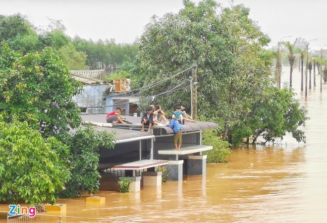 Người dân Quảng Trị leo lên nóc nhà, kêu cứu cả đêm