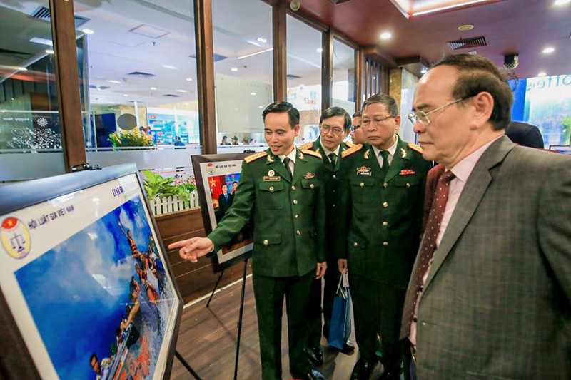 Khai mạc triển lãm ảnh “Luật gia Việt Nam với Biển, đảo quê hương“