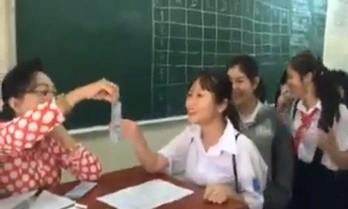 Video: Cô giáo lì xì học sinh theo phong cách “bá đạo” khiến ai cũng vui như Tết