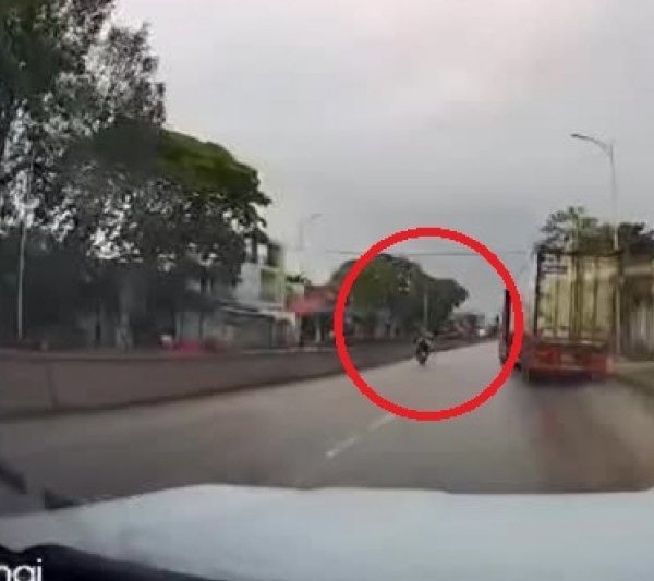 Video: Tài xế lái xe container “drift” như trong phim, 2 người thoát đại họa