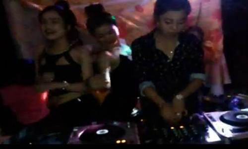 Kiều nữ chơi DJ, nhảy nhót trong đám cưới quê