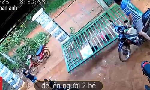 Video: Đứng tim nhìn cổng sắt đổ sập, đè lên người 2 em bé 