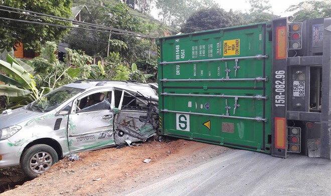 Video: Container ôm cua tốc độ cao, đâm trúng 2 ô tô con