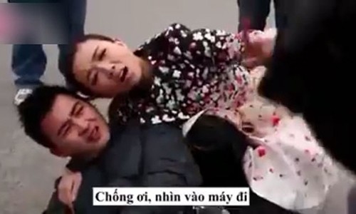 Chồng bị ô tô tông gãy chân, vợ vẫn chụp ảnh tự sướng