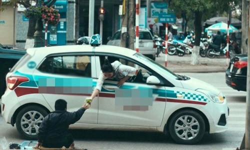 Khoảnh khắc kỳ lạ của cô gái trên xe taxi với người dưới đường