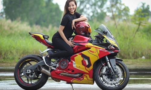 Nữ biker 9X "ngầu" cùng Ducati 959 Iron Man tại Sài Gòn