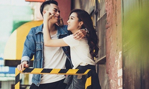 Cặp chị em Hải Phòng chụp ảnh tình tứ như người yêu