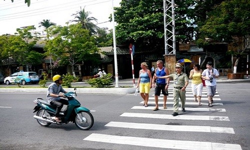 “Lấy lòng” khách, Nha Trang cử người đưa khách Tây qua đường