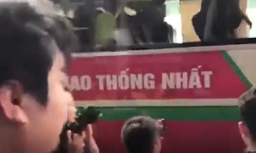 Video: Olympic Việt Nam trong vòng vây người hâm mộ