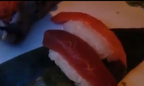 Rùng mình cảnh giun sán bò ngoe nguẩy trong miếng sushi