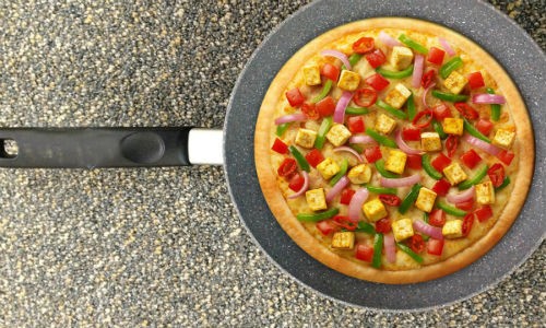 Cách làm pizza bằng chảo ngon như dùng lò nướng