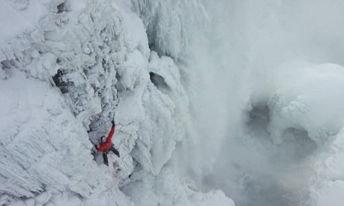 Người đầu tiên chinh phục thác Niagara trong băng tuyết 