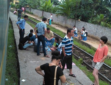 Sạt lở đất, hàng loạt chuyến tàu lên Lào Cai kẹt cứng