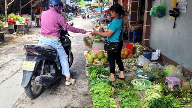 Giá rau xanh cao gấp 2-3 lần so với trước bão 