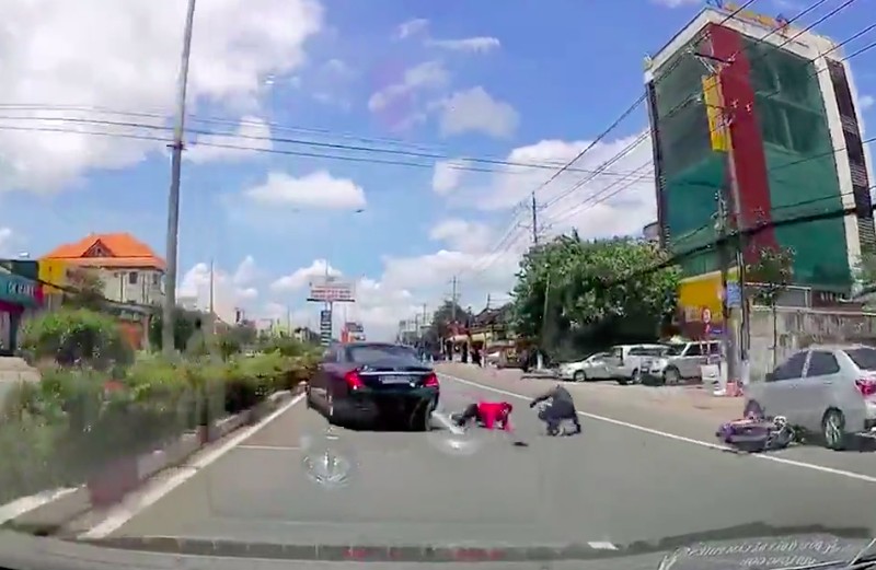 Video: Tài xế bẻ lái ngoạn mục, cứu sống 2 người đi xe máy ở Bình Dương