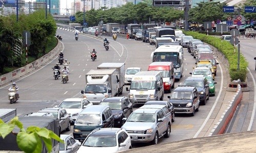 Ôtô nối đuôi trước cửa hầm Thủ Thiêm sau tai nạn liên hoàn