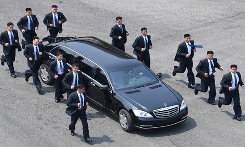 Video: Cận cảnh dàn vệ sĩ chạy theo siêu xe limousine chở ông Kim Jong Un 