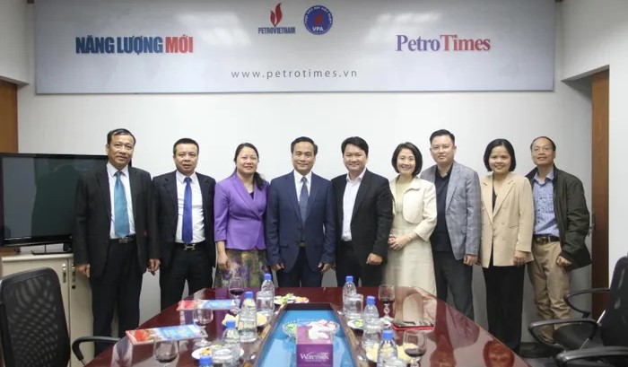 Lãnh đạo VUSTA cùng lãnh đạo Tạp chí Năng lượng Mới - PetroTimes chụp ảnh lưu niệm tại buổi gặp mặt.