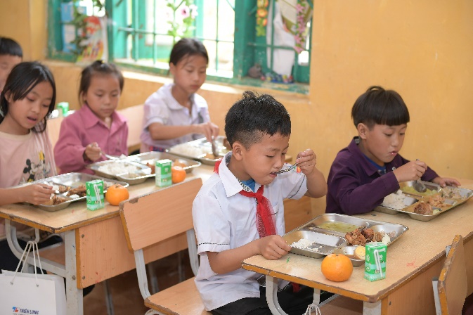 Vi moi tre em deu duoc uong sua, VINAMILK se khong ngung no luc-Hinh-2