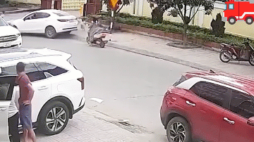 Nữ tài xế đâm liên tiếp nhiều xe trên đường, nghi đạp nhầm chân ga 